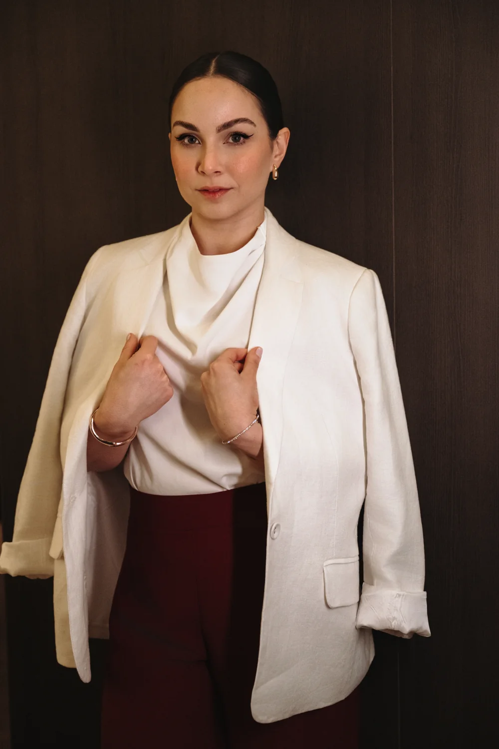 Thayna Milani, advogada, em retrato com blazer claro